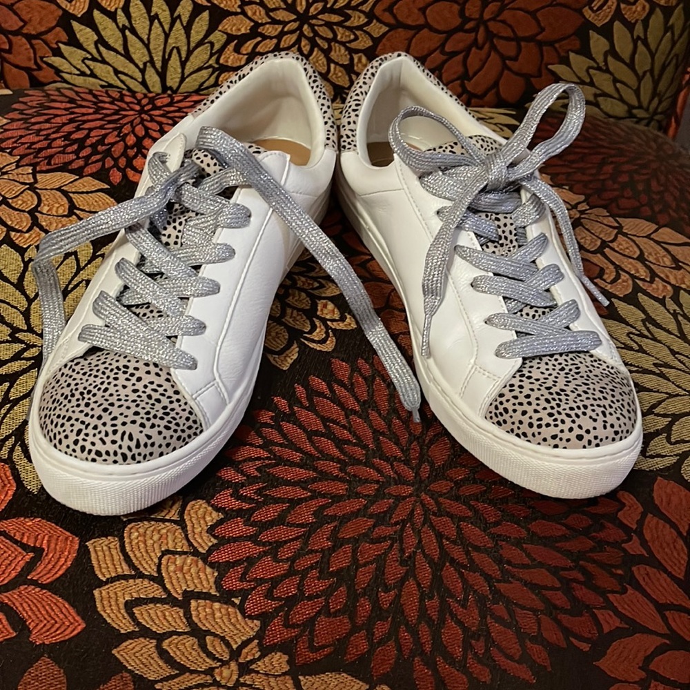 Gently worn canvas sneaker great with any outfit 🤎
